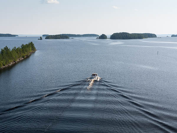 Croisière en petit groupe sur le lac Saimaa, accompagnée d’histoires et de musique