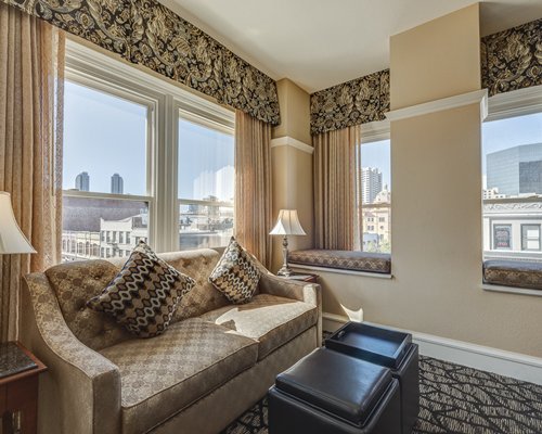 Gaslamp Plaza Suites