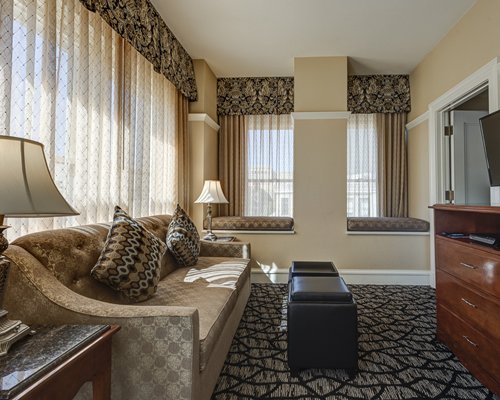 Gaslamp Plaza Suites