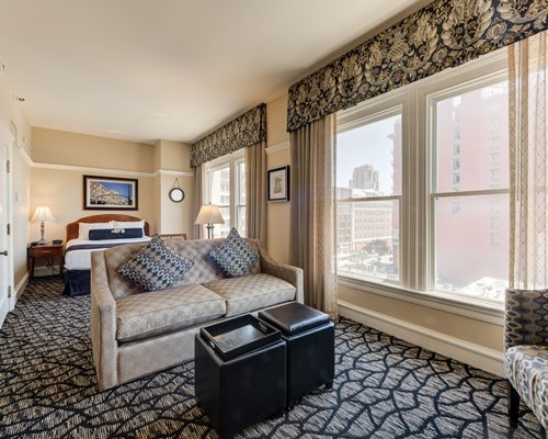 Gaslamp Plaza Suites