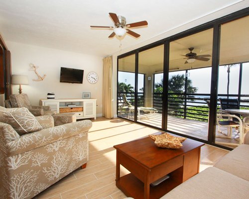 Mariner's Boathouse and Beach Resort