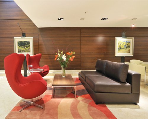Howard Johnson la Canada & Suites
