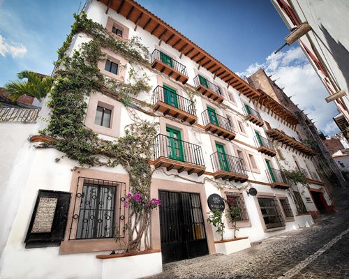 William Hotel - 3 Nights