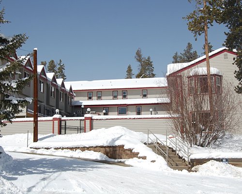 Lion’s Gate Pines Lodge