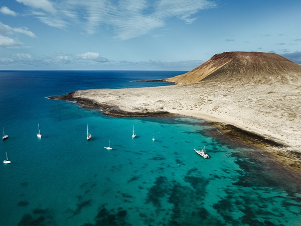 Lounaan ja vesiaktiviteetteja sisältävä risteily La Graciosa -saarelle