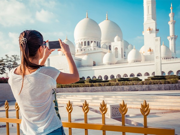 Von Dubai nach Abu Dhabi zur Großen Moschee und zum Qasr-Al-Watan-Palast