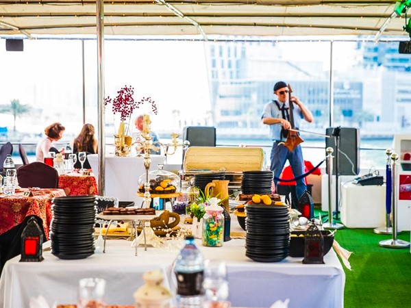 Crociera con cena, bevande e musica dal vivo a Dubai Marina