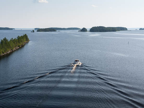 Bootsfahrt auf dem See Saimaa in kleiner Gruppe mit Geschichten und Musik