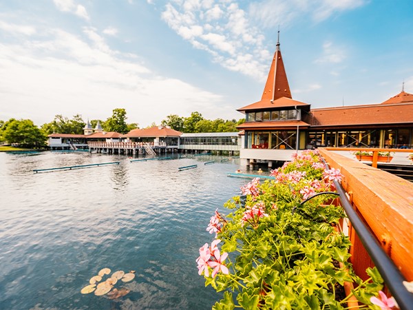 Visita privada al lago termal de Heviz, la ciudad de Keszthely y el castillo