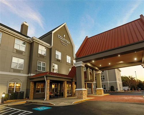 An exterior view of the front of the Country Inn & Suites Myrtle Beach