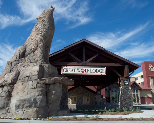 The front exterior of the Great Wolf Lodge in Anaheim featuring its howling wolf statue