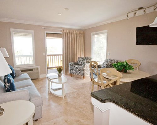 A cozy living room with furniture.