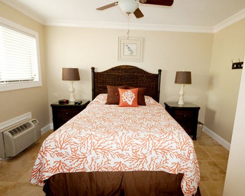 A bedroom with a double bed.