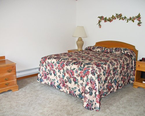 Furnished bedroom with a single bed.
