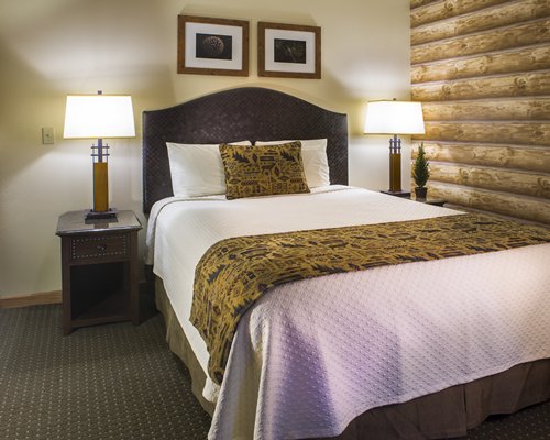 A well furnished bedroom with a queen sized bed.