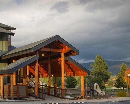 A street view of Stoneridge Resort surrounded by trees.