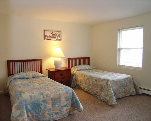 A well furnished bedroom with two twin beds.