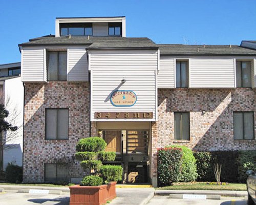 Front view of the Sweetwater resort.