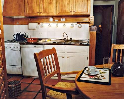 A well equipped kitchen and dining area.