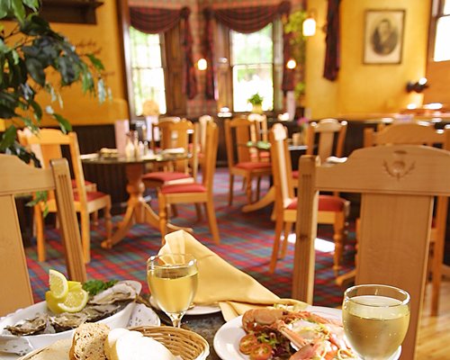 A well furnished restaurant.