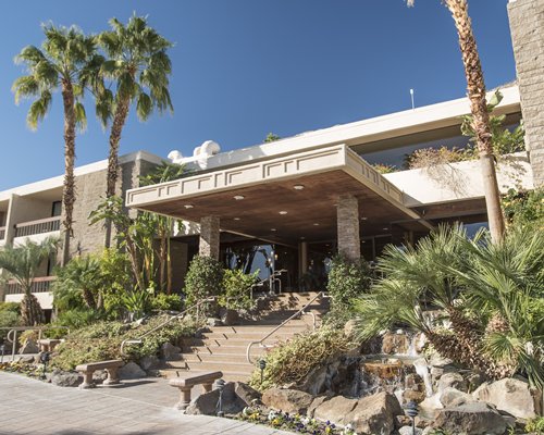 Scenic exterior view of Palm Springs Tennis Club resort.