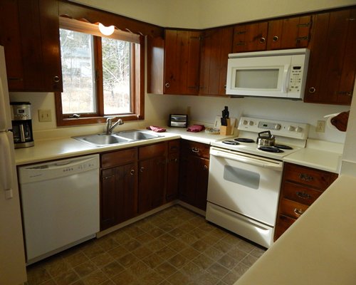 A well furnished bedroom with two twin beds.