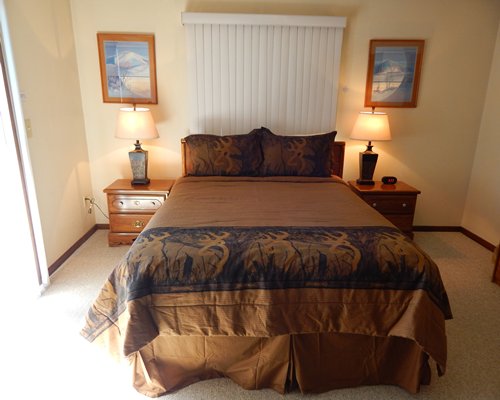 A well furnished bedroom with a queen bed.