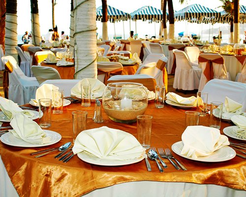 A fine dining restaurant facing the ocean.