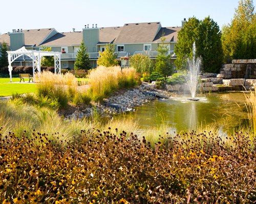 Exterior view of Mountain View Villas with a fountain.
