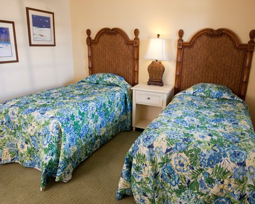 A bedroom with two twin beds.