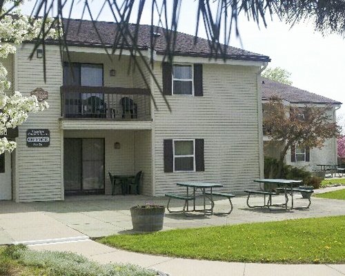 Scenic picnic area alongside resort with balcony.