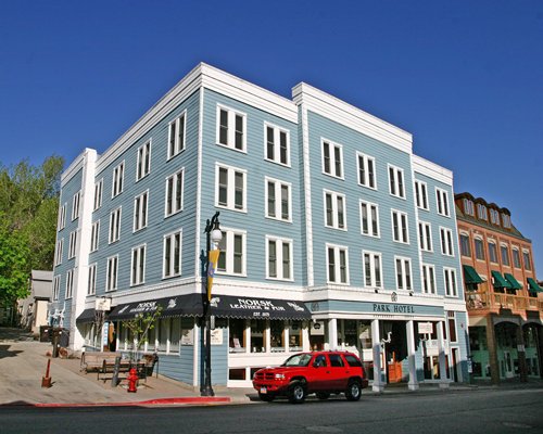 A street view of multi story Park Hotel.
