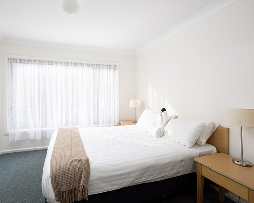 Bedroom with a large bed.