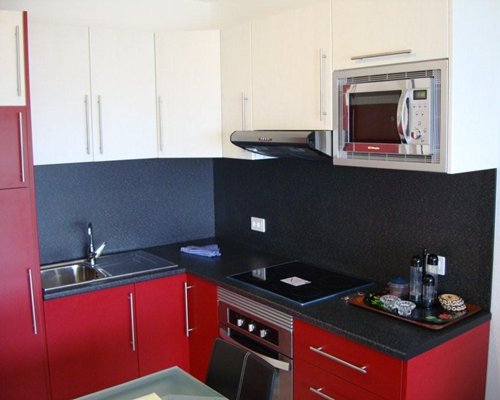 A well equipped modular kitchen.