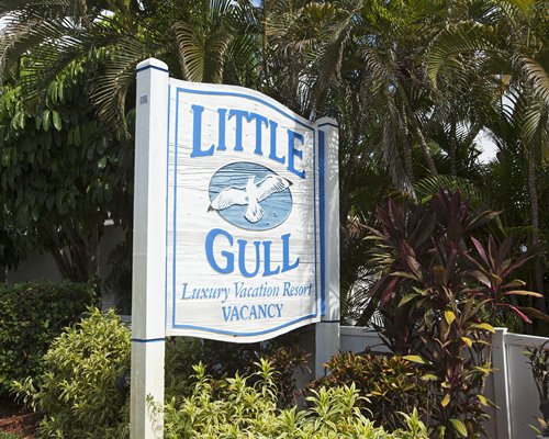A signboard of the Little Gull Resort.