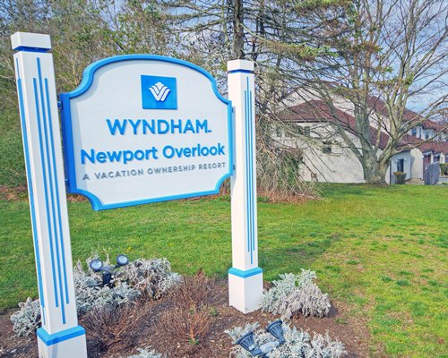 Signboard of Wyndham Newport Overlook.