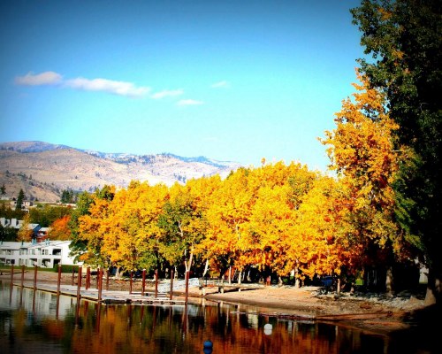 SCENIC VIEW OF THE LAKE WITH MOUNTAINS.