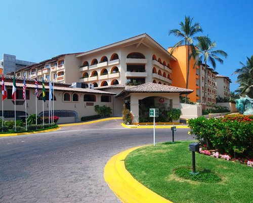 Exterior view of the multi story Canto del Sol Plaza Vallarta resort.