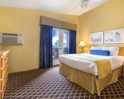A WELL FURNISHED BEDROOM WITH AN OUTSIDE VIEW.