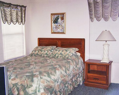 A well furnished bedroom with lamp.