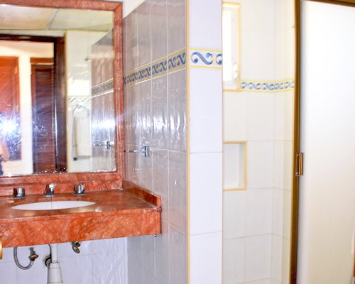 A bathroom with a sink and mirror.