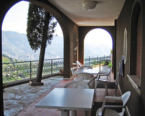 A balcony with patio furniture and a view of the mountain.