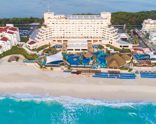 A beach alongside the Hotel Y Villas Solaris Cancun Resort.