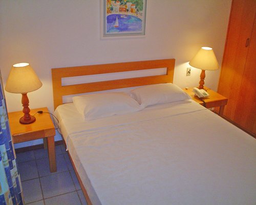 A well furnished bedroom with lamps.