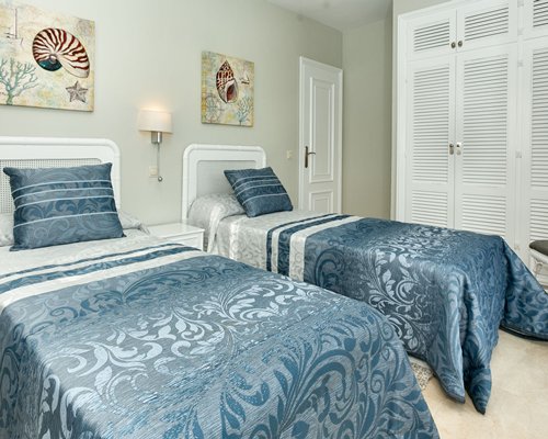 A well furnished bedroom with twin beds.