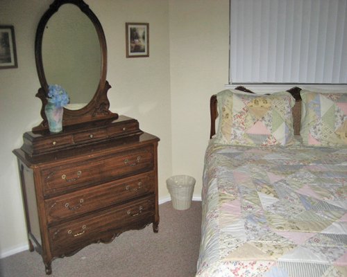 A well furnished bedroom with vanity.