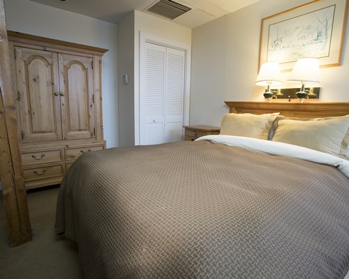 A well furnished bedroom with queen bed.
