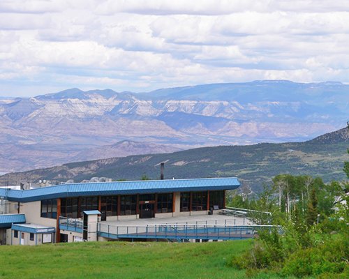 A scenic exterior view of Goldenwoods Condominiums At Powderhorn Resort alongside the mountain.