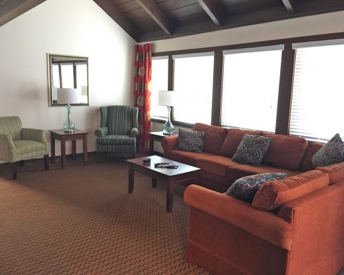 A LARGE WELL FURNISHED LIVING ROOM WITH AN OUTSIDE VIEW.