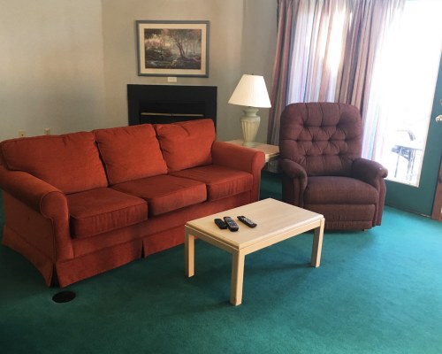 A WELL FURNISHED LIVING ROOM WITH AN OUTSIDE VIEW.